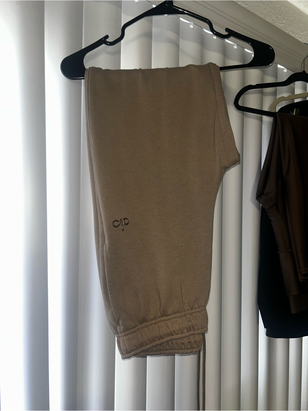 ALO Yoga Tan sweatpants accolade